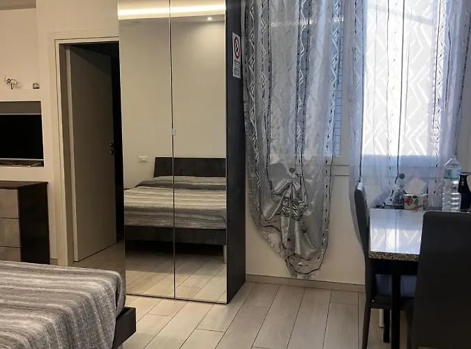 Roomscarli 3* 코마키오