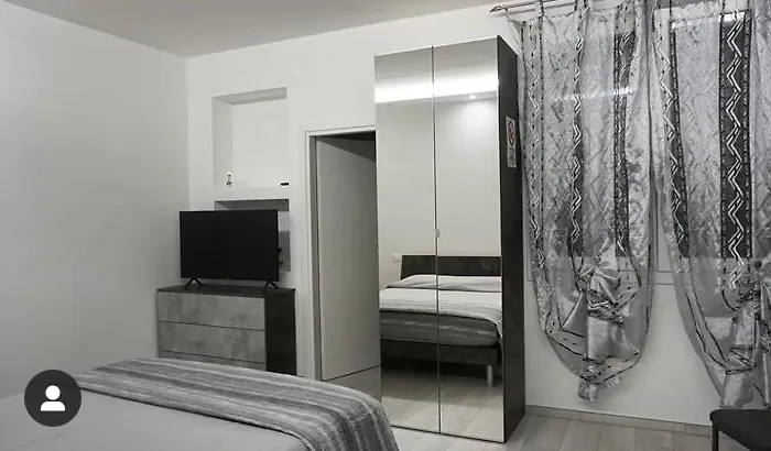 ベッド・アンド・ブレックファスト Roomscarli コマッキオ